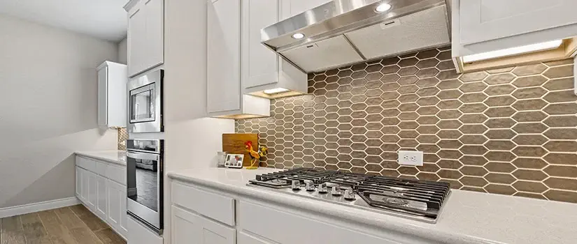 Statement Backsplash or Wall Feature in Straight Kitchen, Modern Straight Kitchen Design Ideas