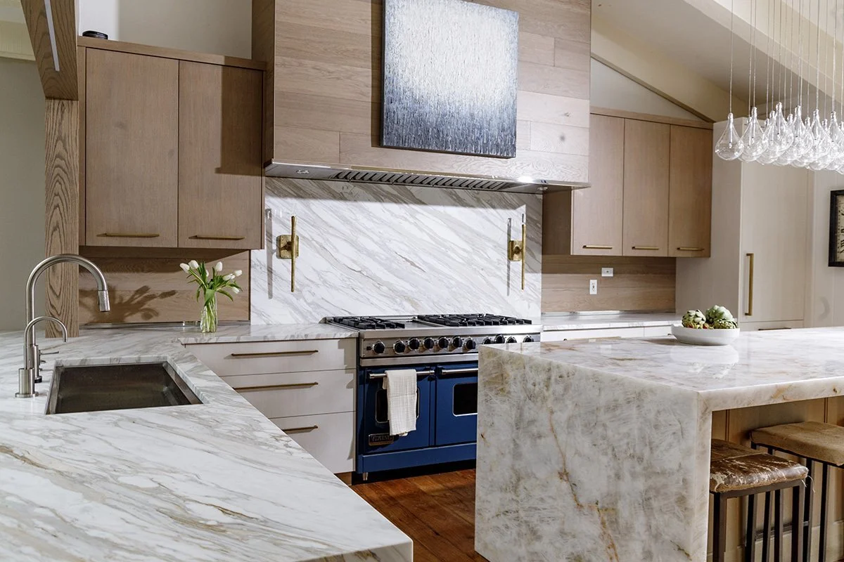 Veined Countertop Quiet Solid Backsplash, Kitchen Countertop & Backsplash Pairing Ideas
