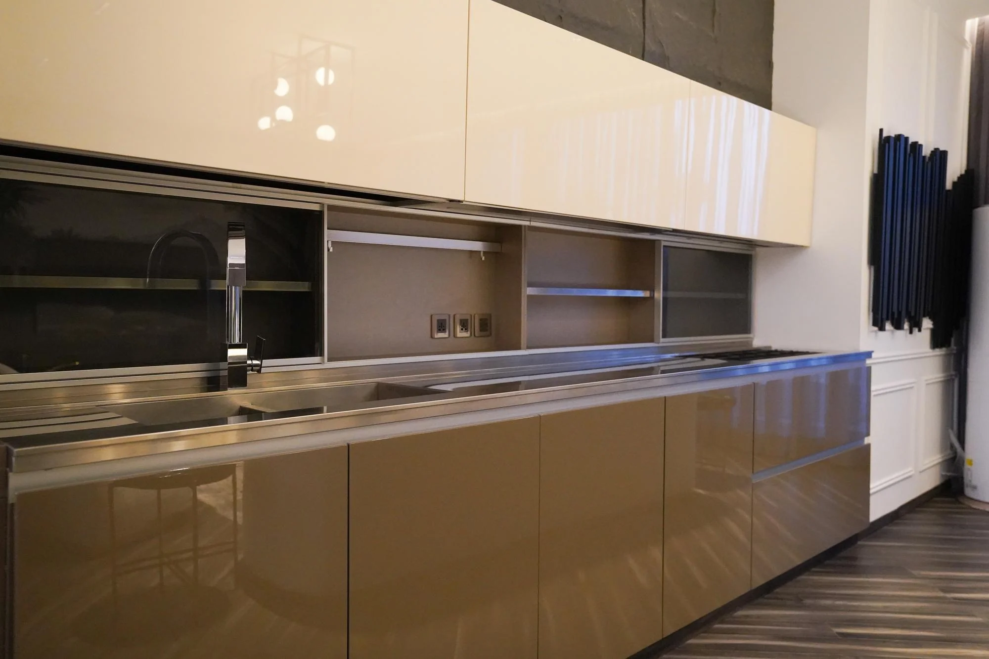 Armoires de cuisine beige brillant avec une finition moderne et élégante Armoires de cuisine beige brillant avec une finition moderne et élégante