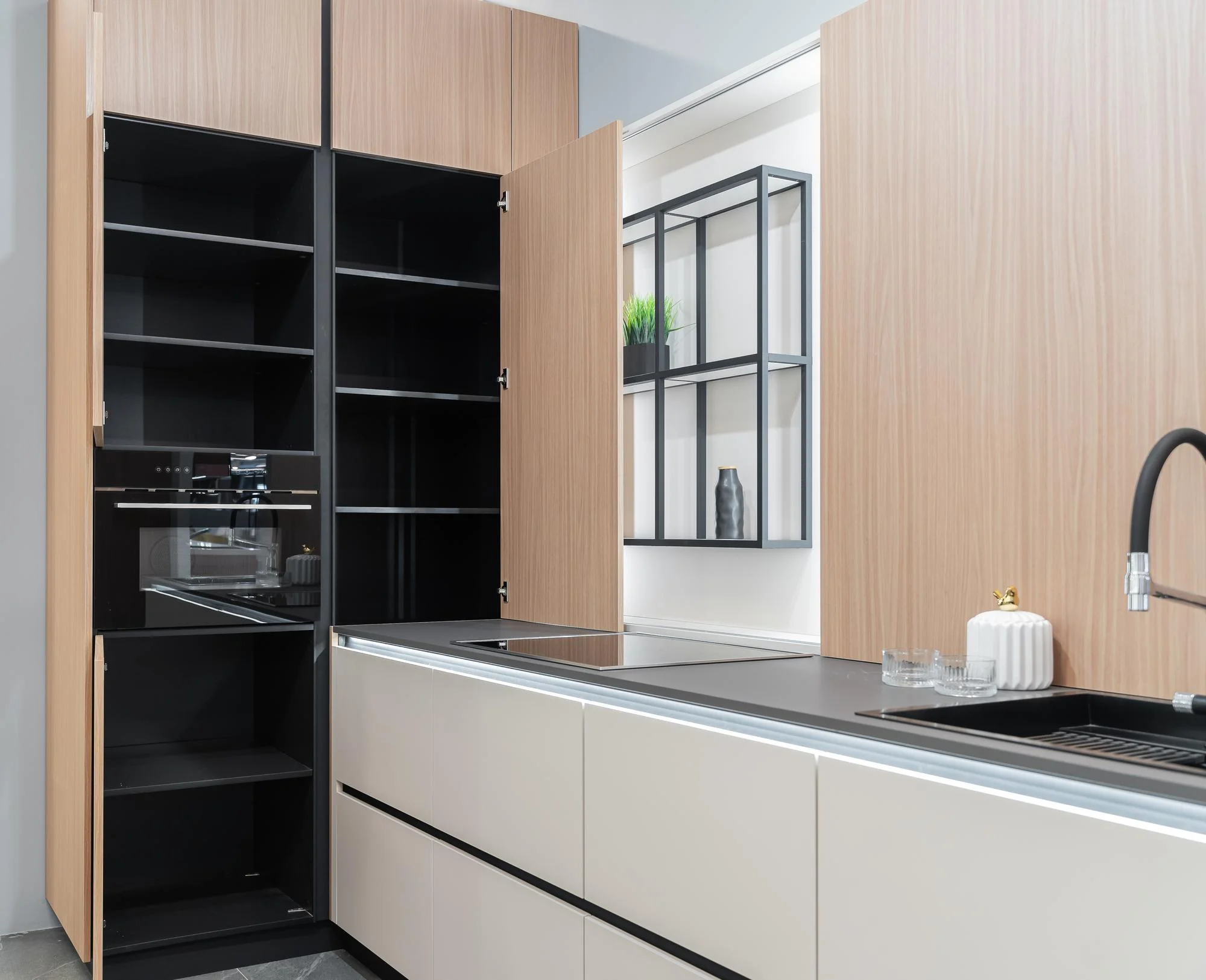 خزائن المؤن الطويلة تفتح على أرفف وفرن مدمج خزائن المؤن الطويلة تفتح على أرفف وفرن مدمج