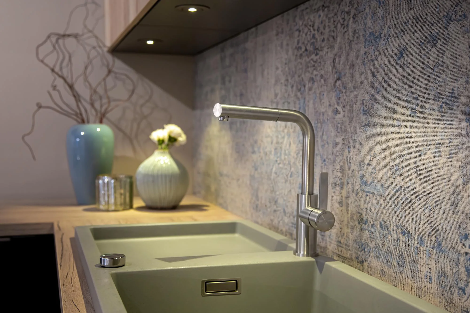 Lavello da cucina moderno con rubinetto dal design elegante. Lavello da cucina moderno con rubinetto dal design elegante.