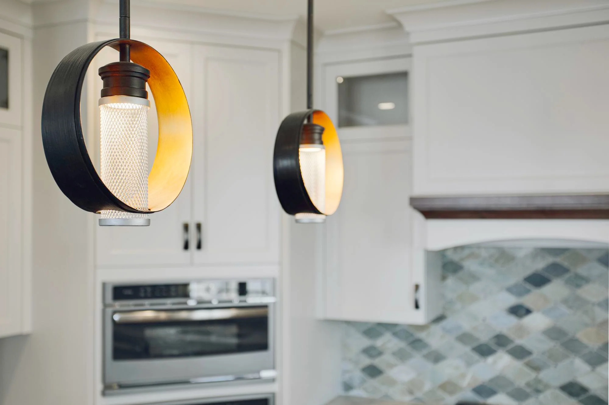 Lampade a sospensione moderne sopra l'isola della cucina. Lampade a sospensione moderne sopra l'isola della cucina.
