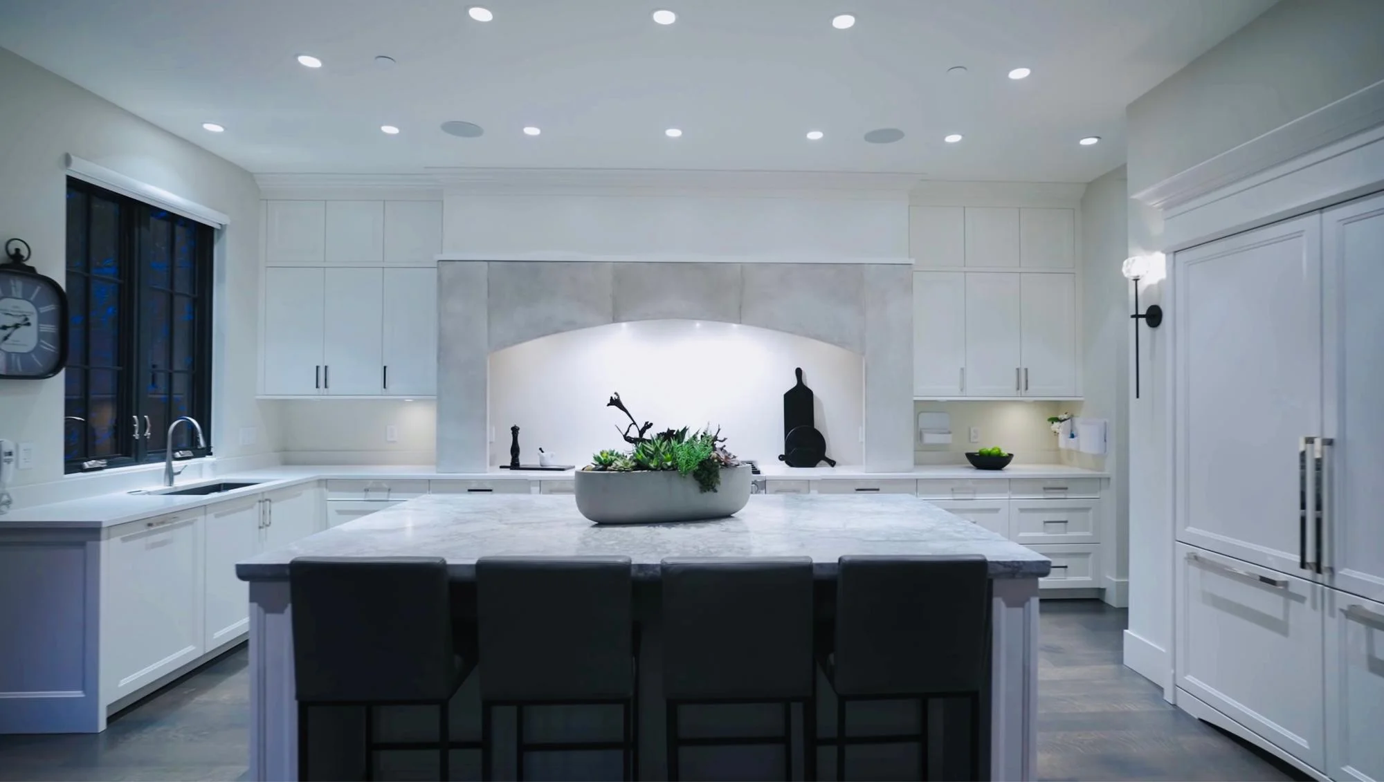 Cuisine blanche moderne avec grand îlot et coin repas Cuisine blanche moderne avec grand îlot et coin repas