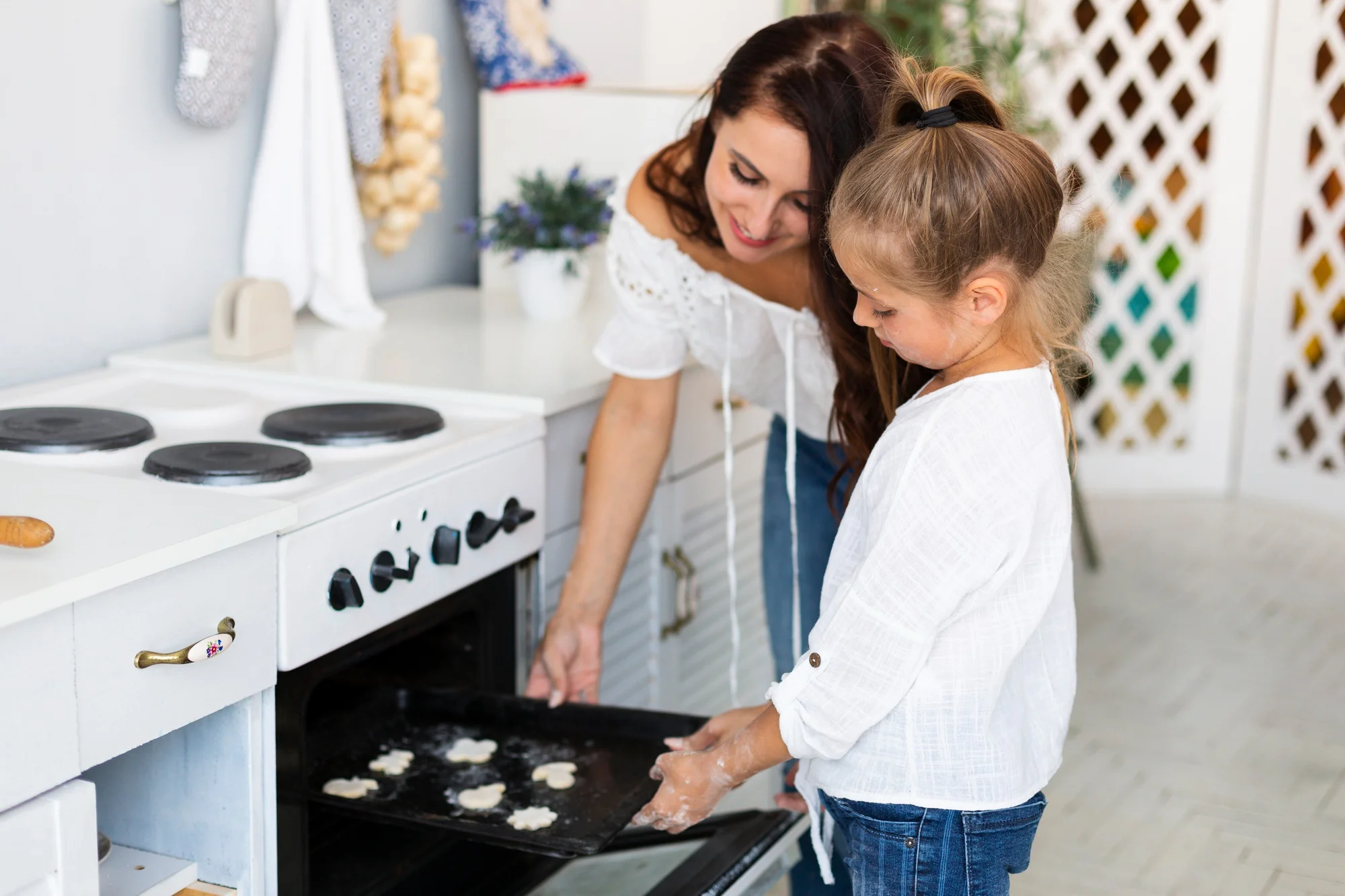 Mère et enfant cuisinant ensemble dans une cuisine lumineuse