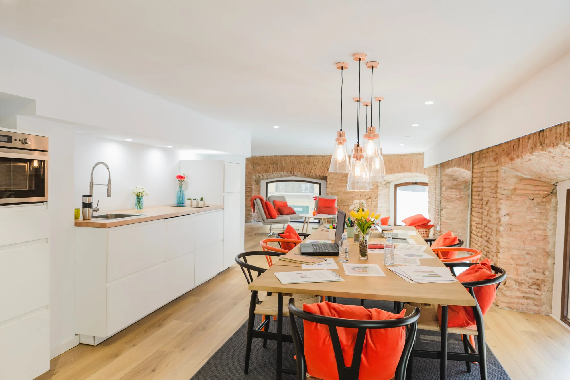 Cuisine et salle à manger ouvertes avec décor mural en briques Cuisine et salle à manger ouvertes avec décor mural en briques