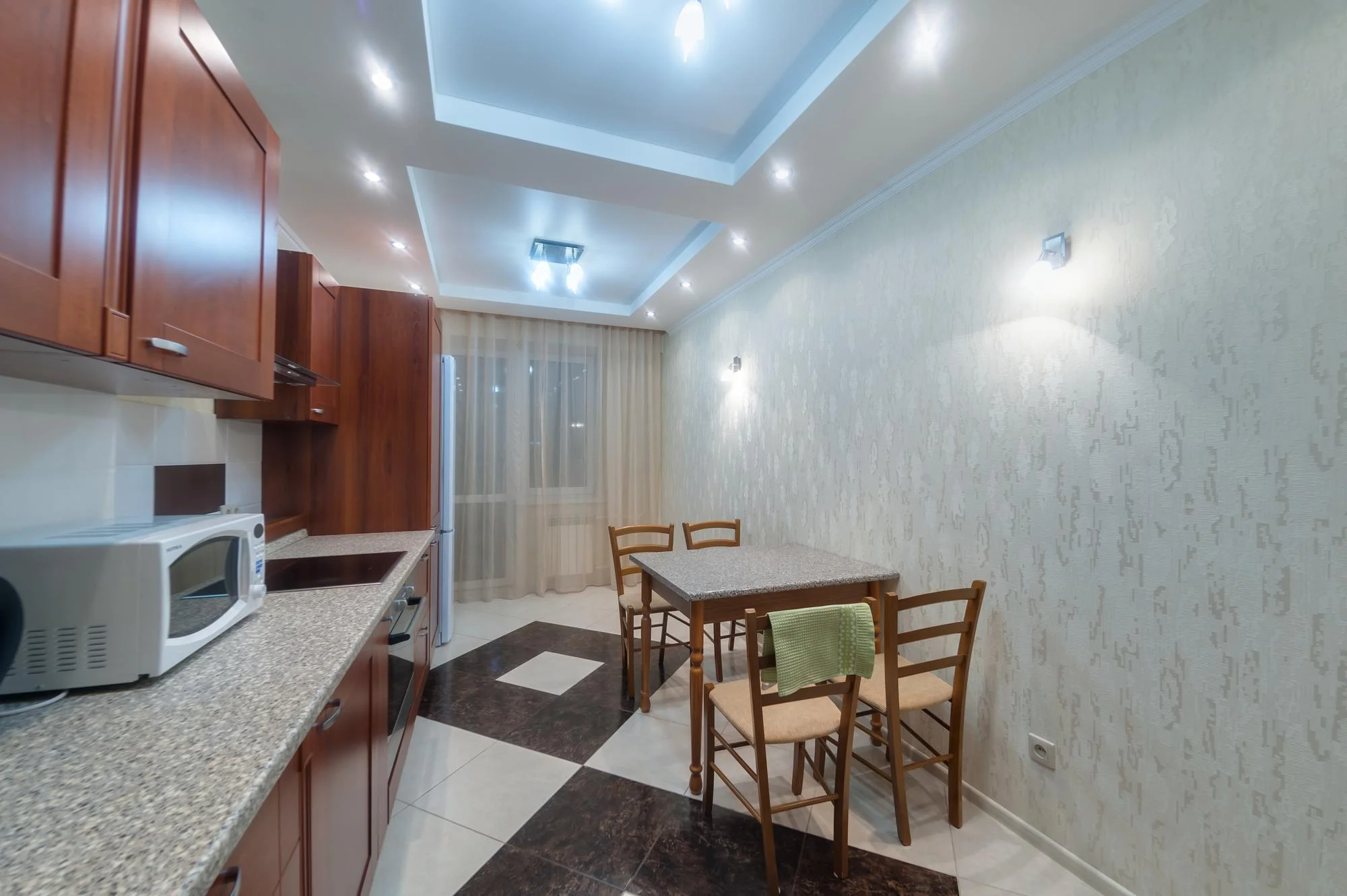 Petite cuisine-salle à manger avec placards et table en bois Petite cuisine-salle à manger avec placards et table en bois