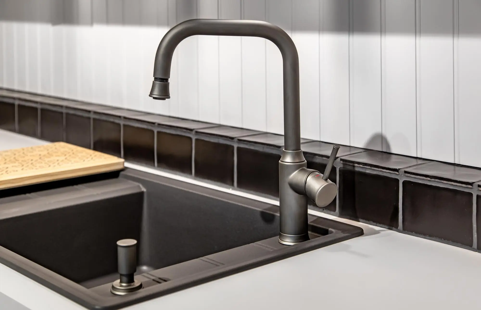 Modern kitchen faucet with pull out spray function