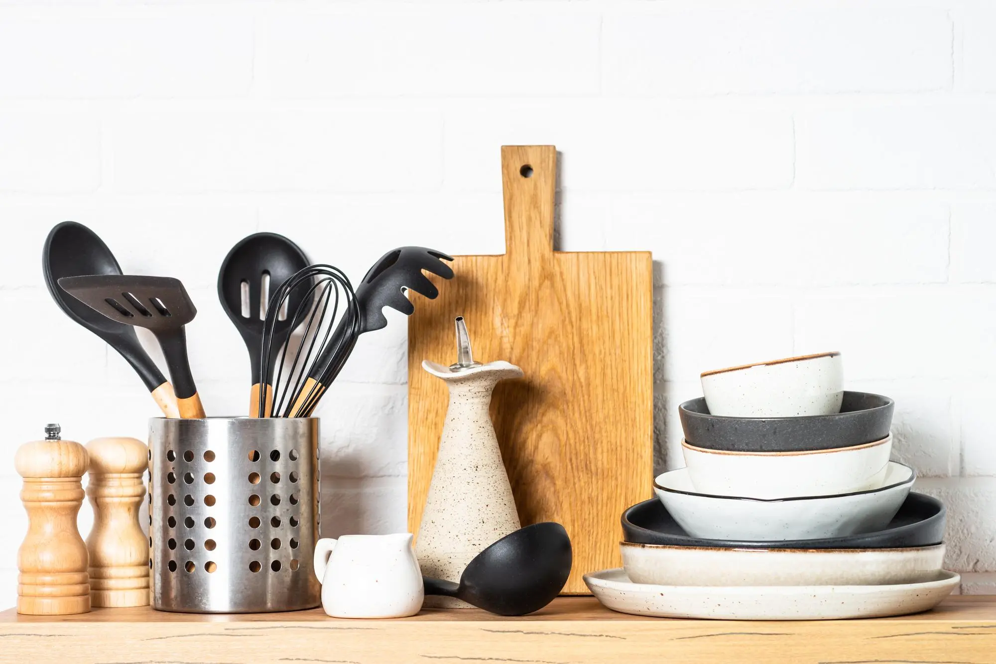 Utensilios de cocina completos y ordenados