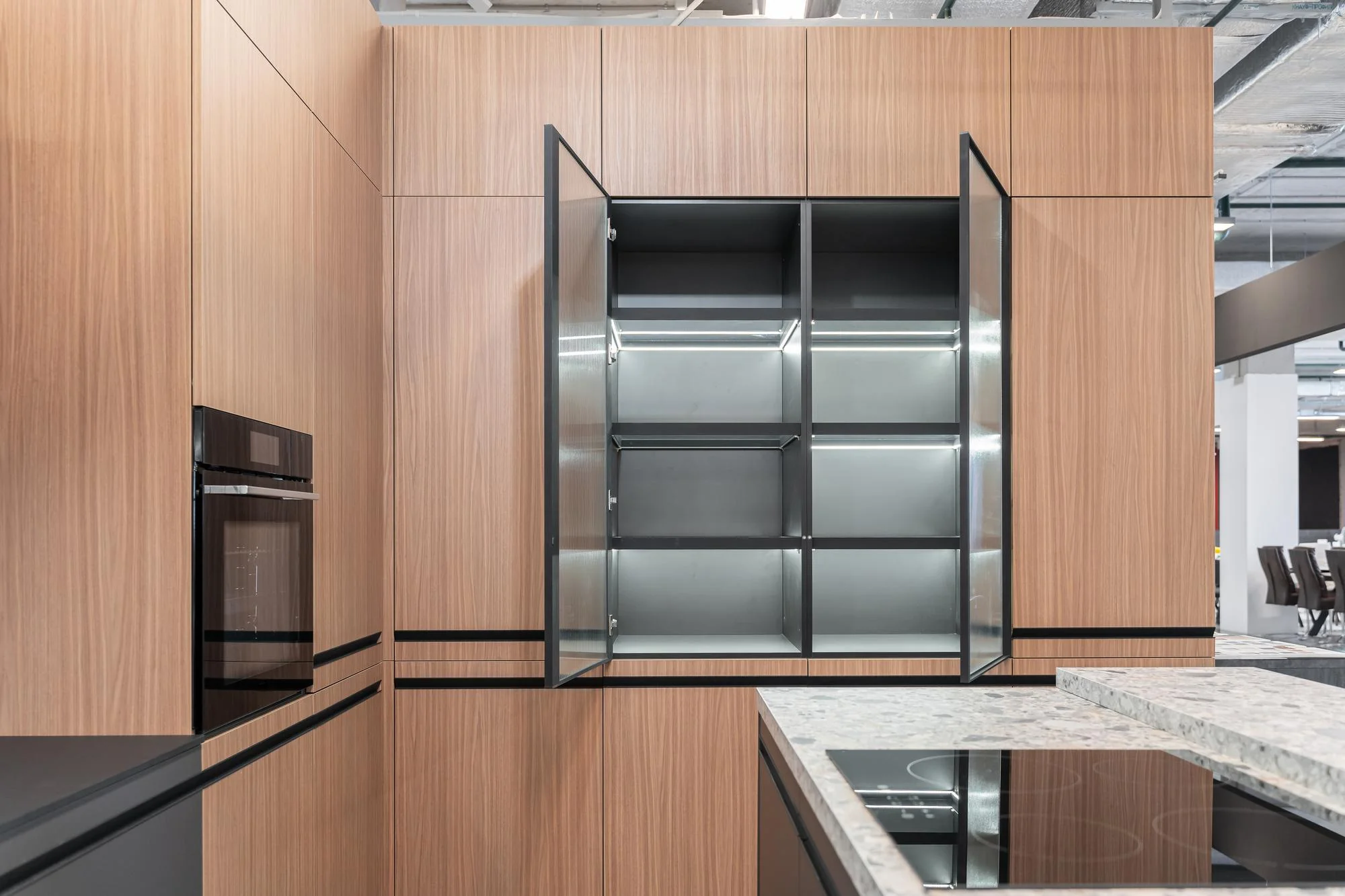 Mobili da cucina moderni con ante lisce e vetrine. Mobili da cucina moderni con ante lisce e vetrine.