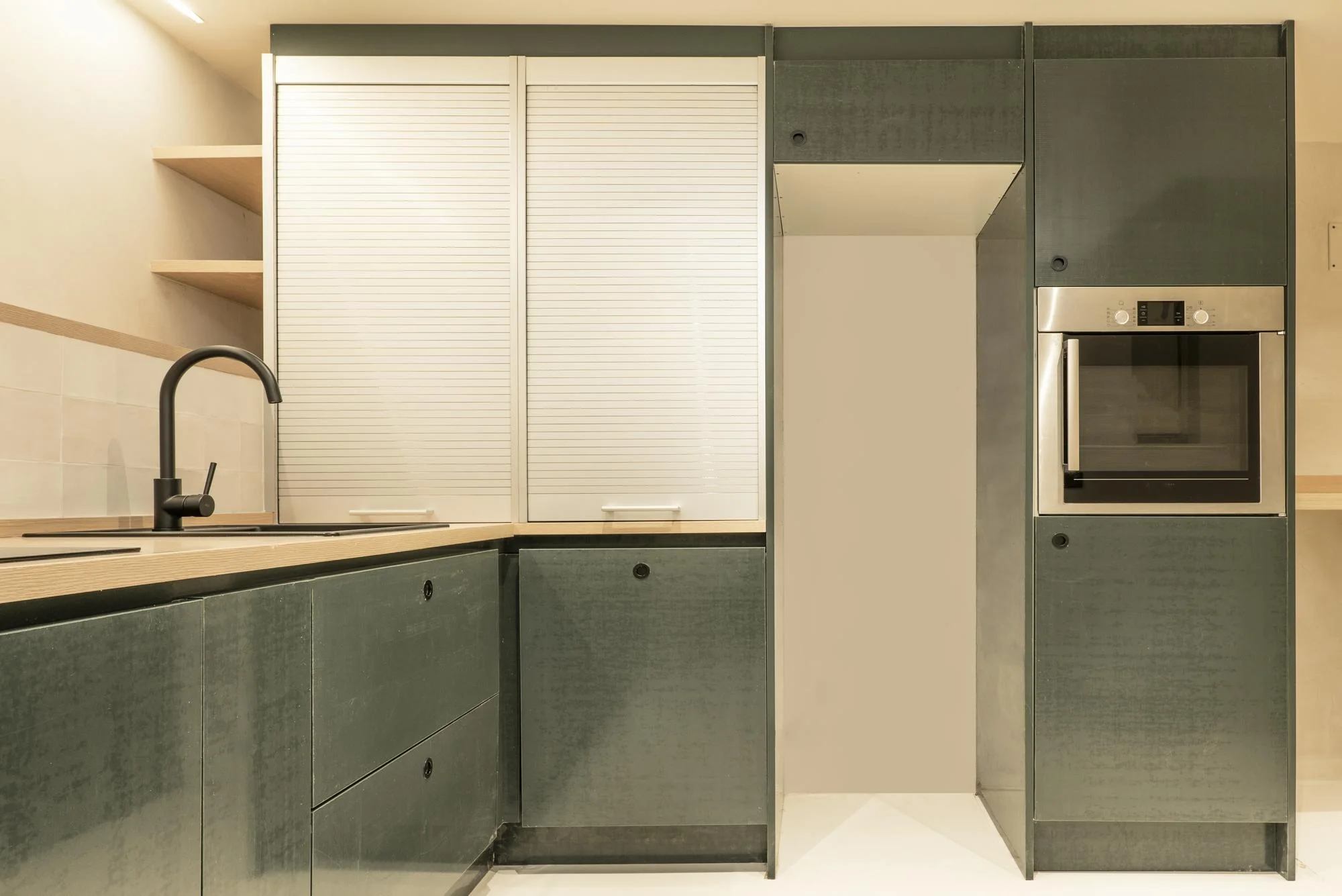 Armoires de cuisine modernes en aluminium avec four intégré Armoires de cuisine modernes en aluminium avec four intégré