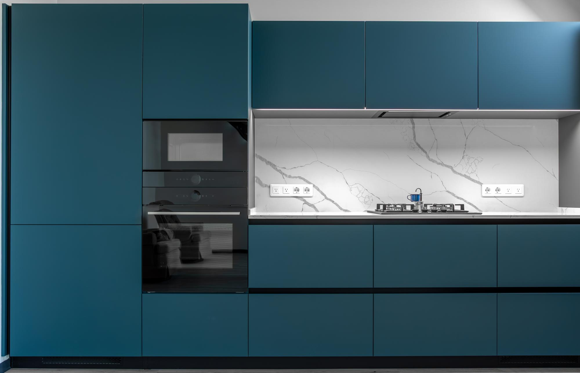 Mobili da cucina moderni di colore blu con paraschizzi in marmo. Mobili da cucina moderni di colore blu con paraschizzi in marmo.