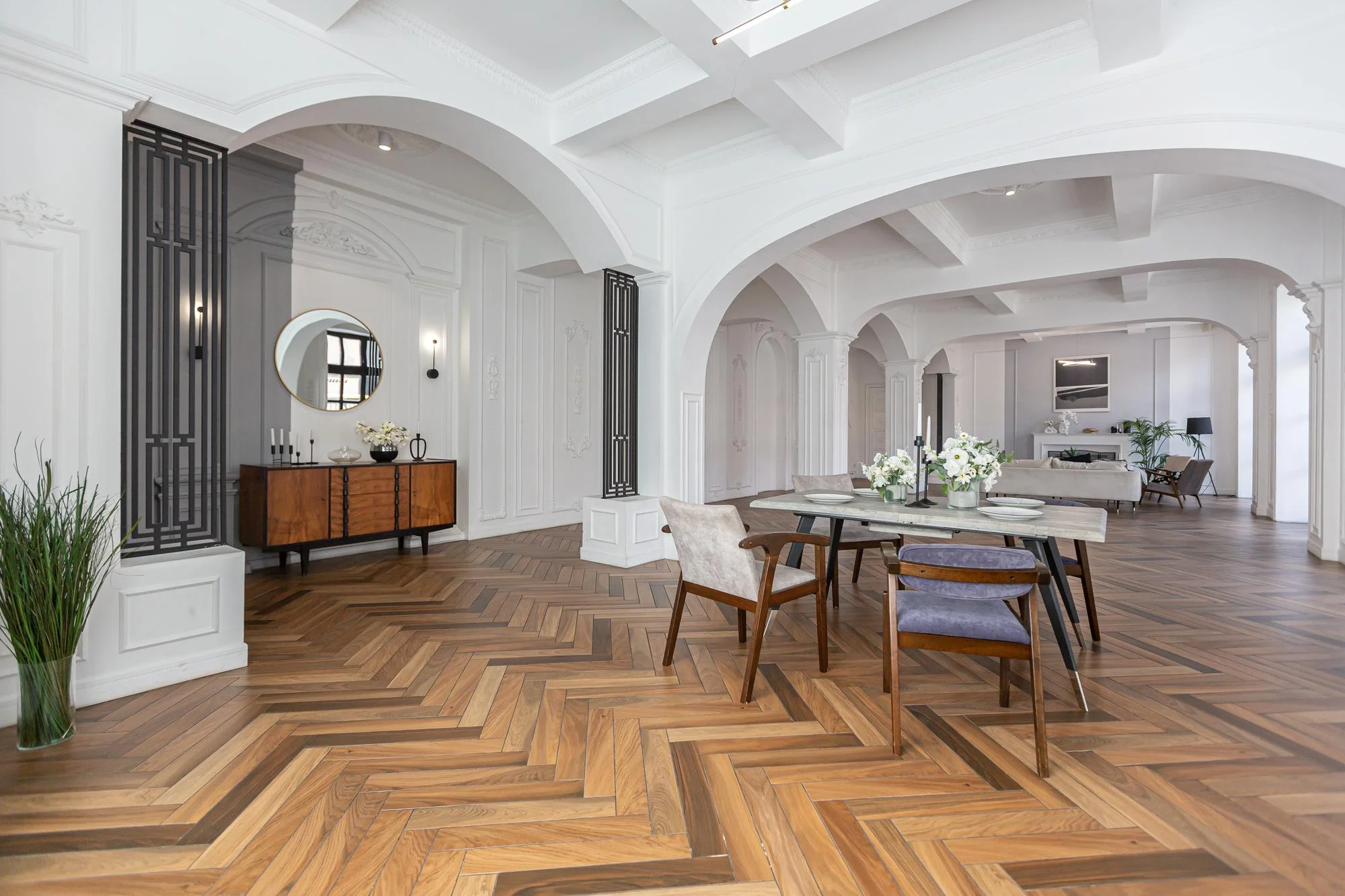 クラシックなスタイルのリビングルームの床材に最適な、ヘリンボーン柄の寄木細工模様 クラシックなスタイルのリビングルームの床材に最適な、ヘリンボーン柄の寄木細工模様