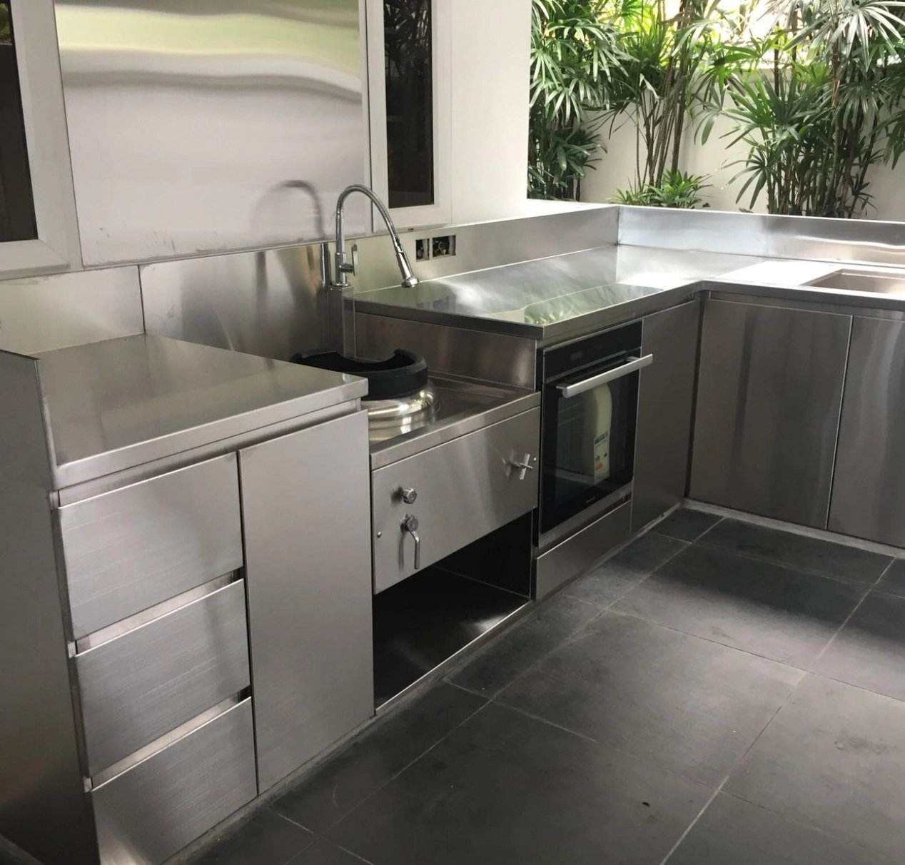 Meuble de cuisine en acier inoxydable avec espace évier Meuble de cuisine en acier inoxydable avec espace évier