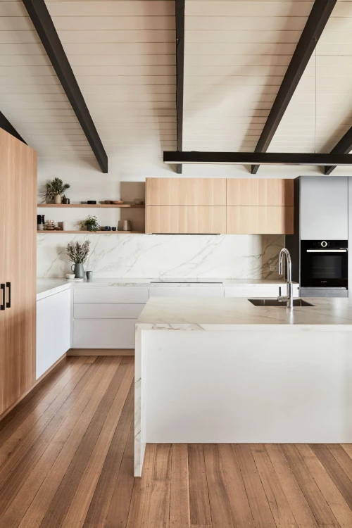 خزائن بيضاء، أرفف خشبية، خزائن مطبخ بلونين