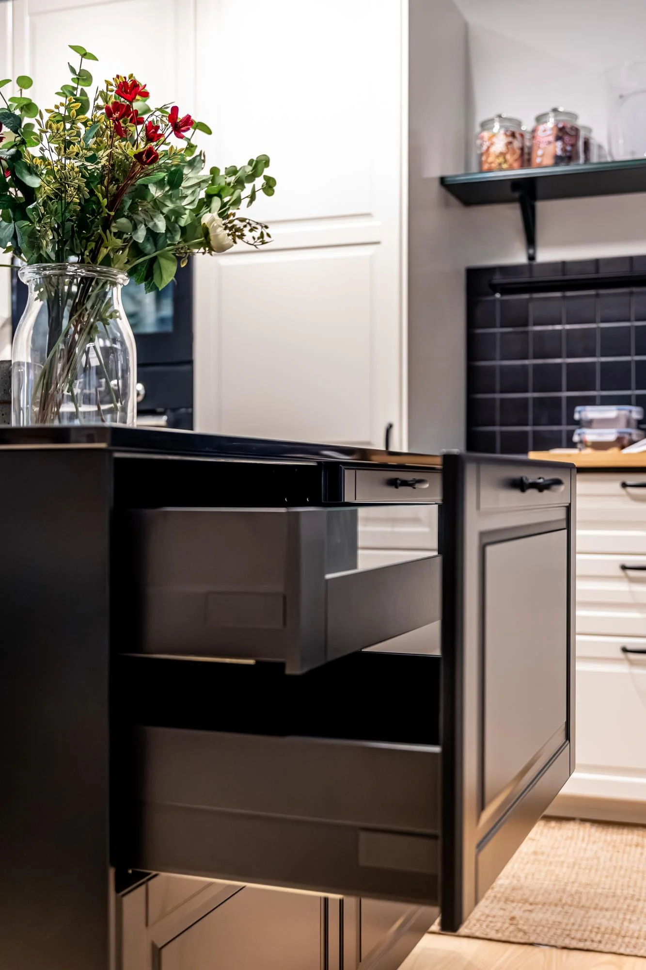 Pensili superiori bianchi e pensili inferiori scuri