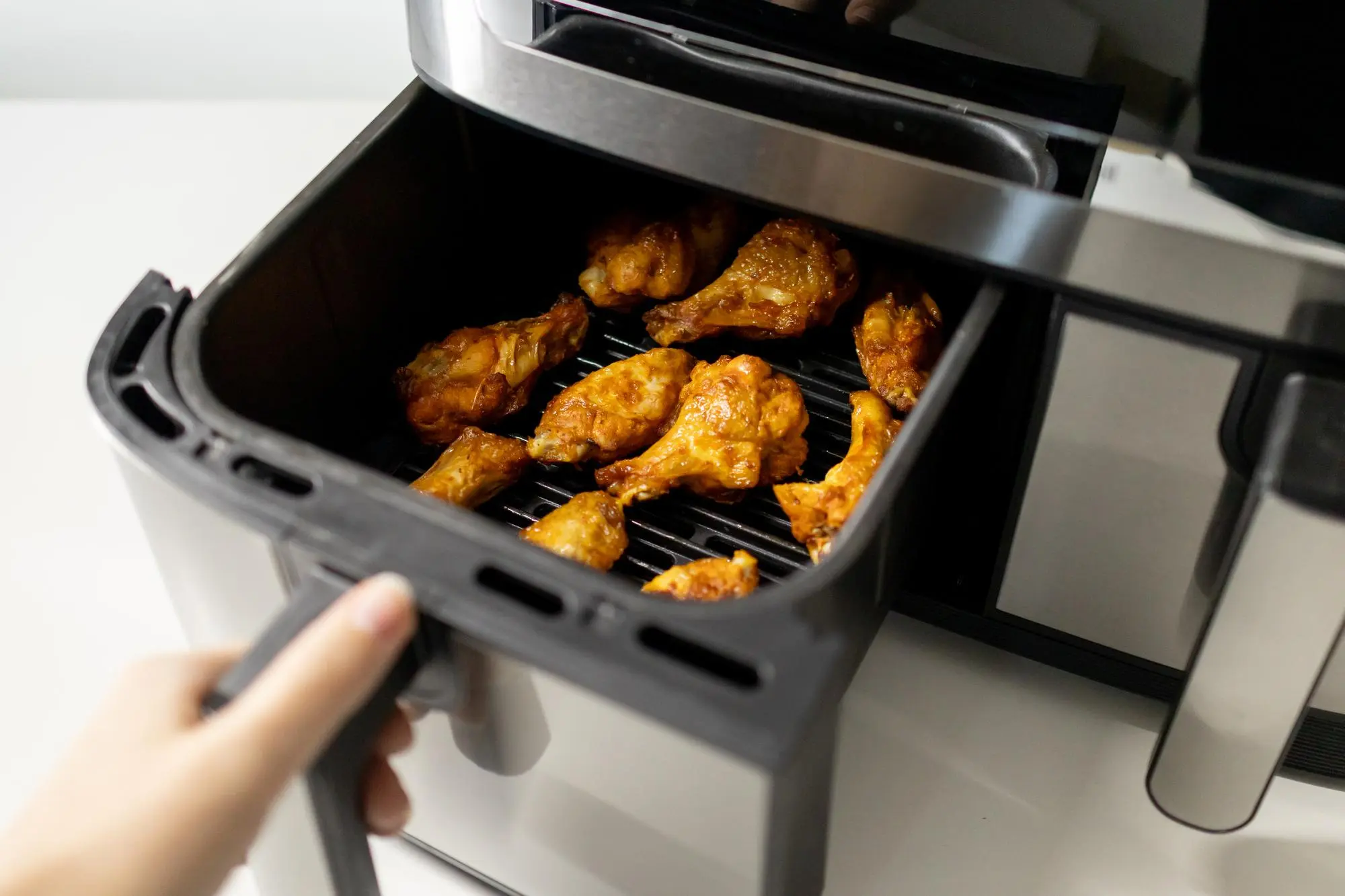 سلة مقلاة هوائية تحتوي على أجنحة دجاج مقرمشة