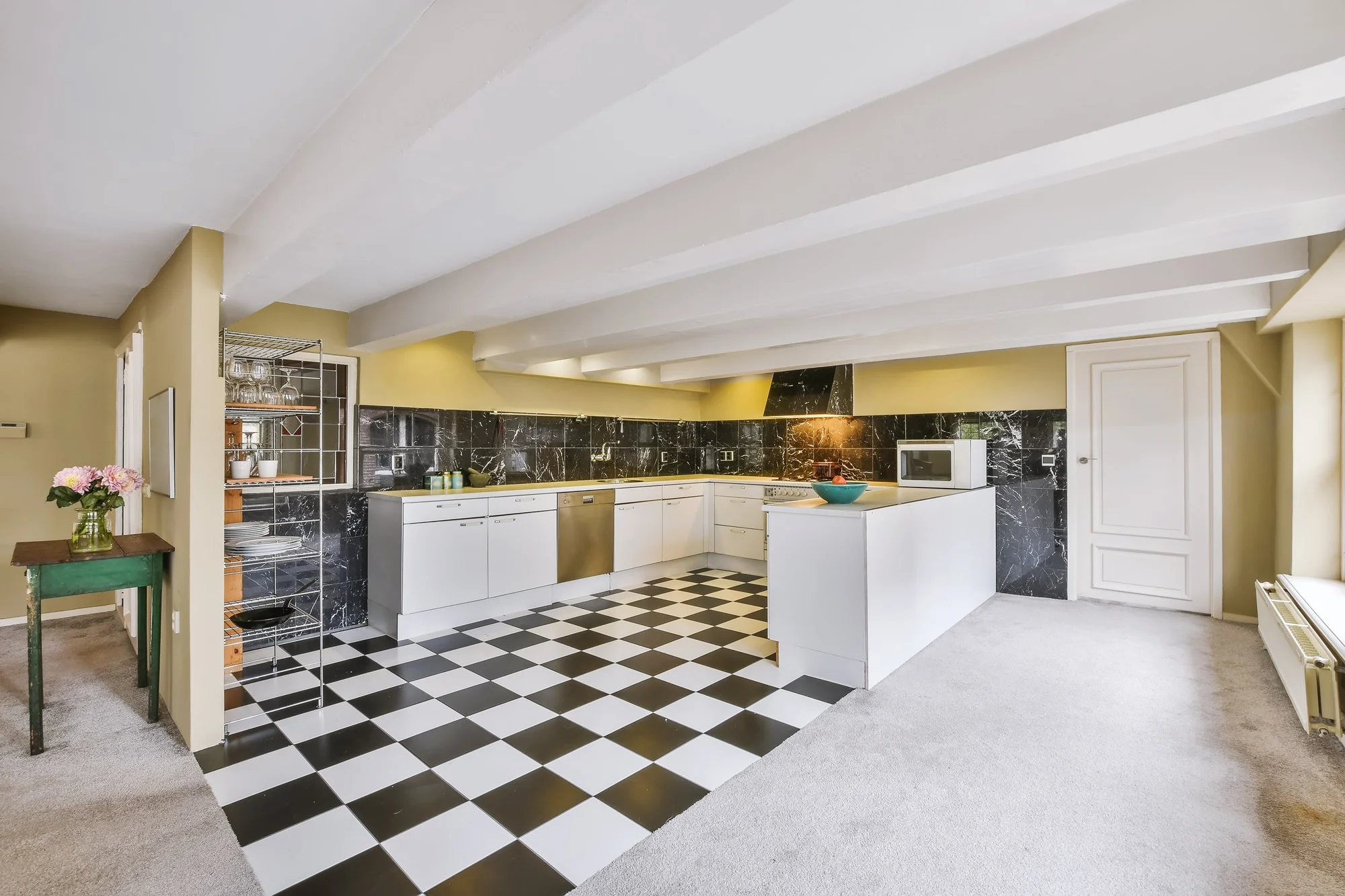 بلاط أرضيات مطبخ بنمط مربعات باللونين الأسود والأبيض