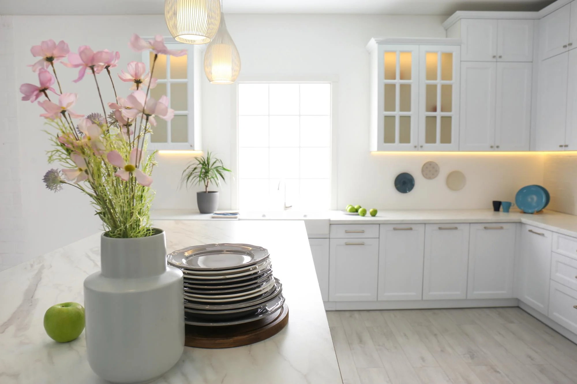 مطبخ عصري مشرق بإضاءة طبيعية وتصميم نظيف