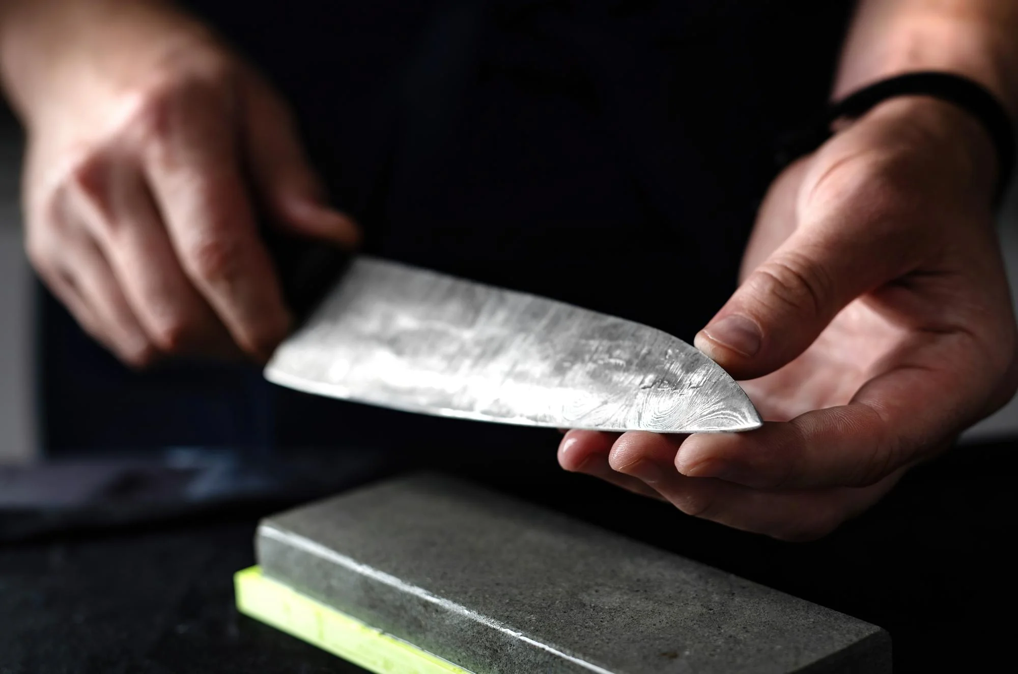 숫돌로 연마한 후 날카로운 칼날을 확인합니다.