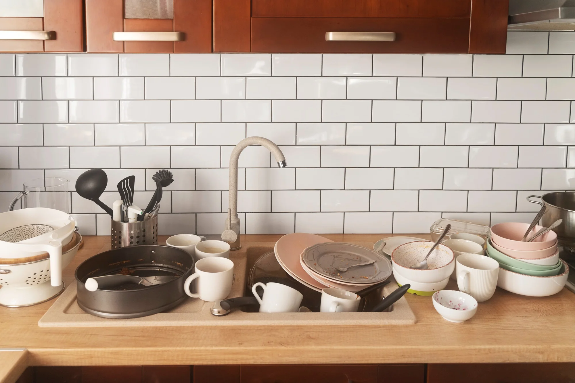 سطح مطبخ مزدحم يُظهر أخطاء في فنغ شوي