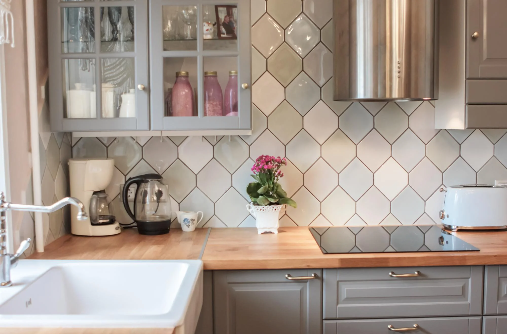 أفكار لتصميم مطابخ صغيرة مع جدار خلفي متصل