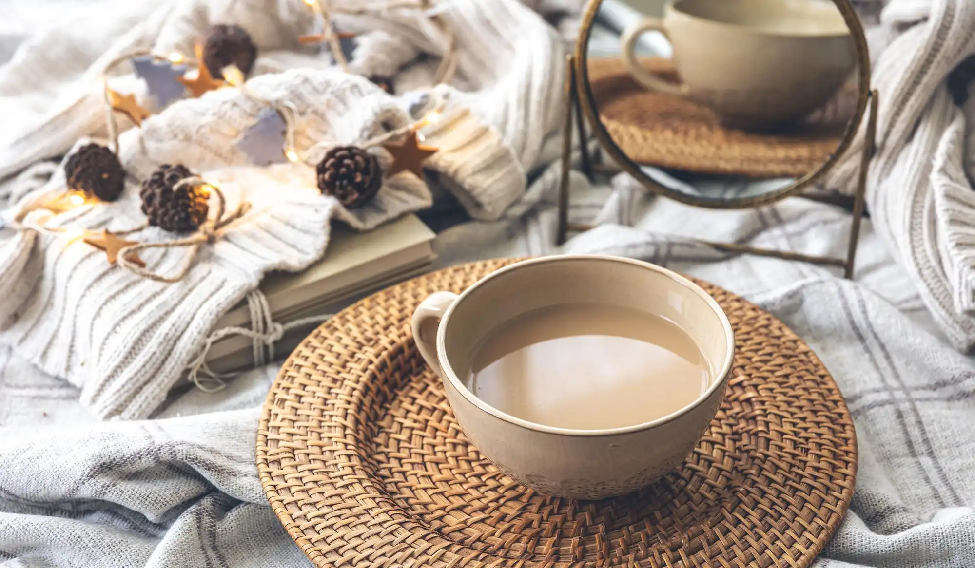 Coin café cosy avec chauffe-bol et décoration tricotée