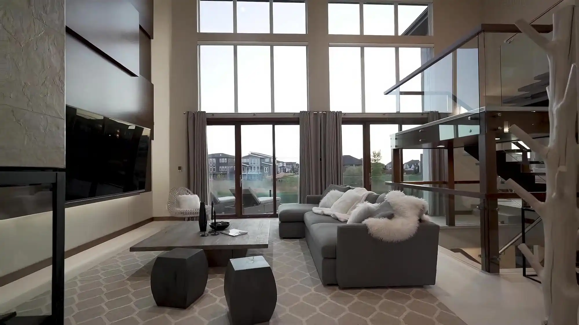 أسقف بارتفاع مزدوج، تصميم فيلا عصري