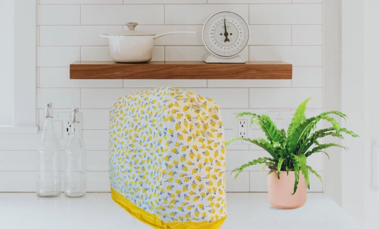 Housse d'électroménager en tissu à motifs floraux sur le plan de travail de la cuisine