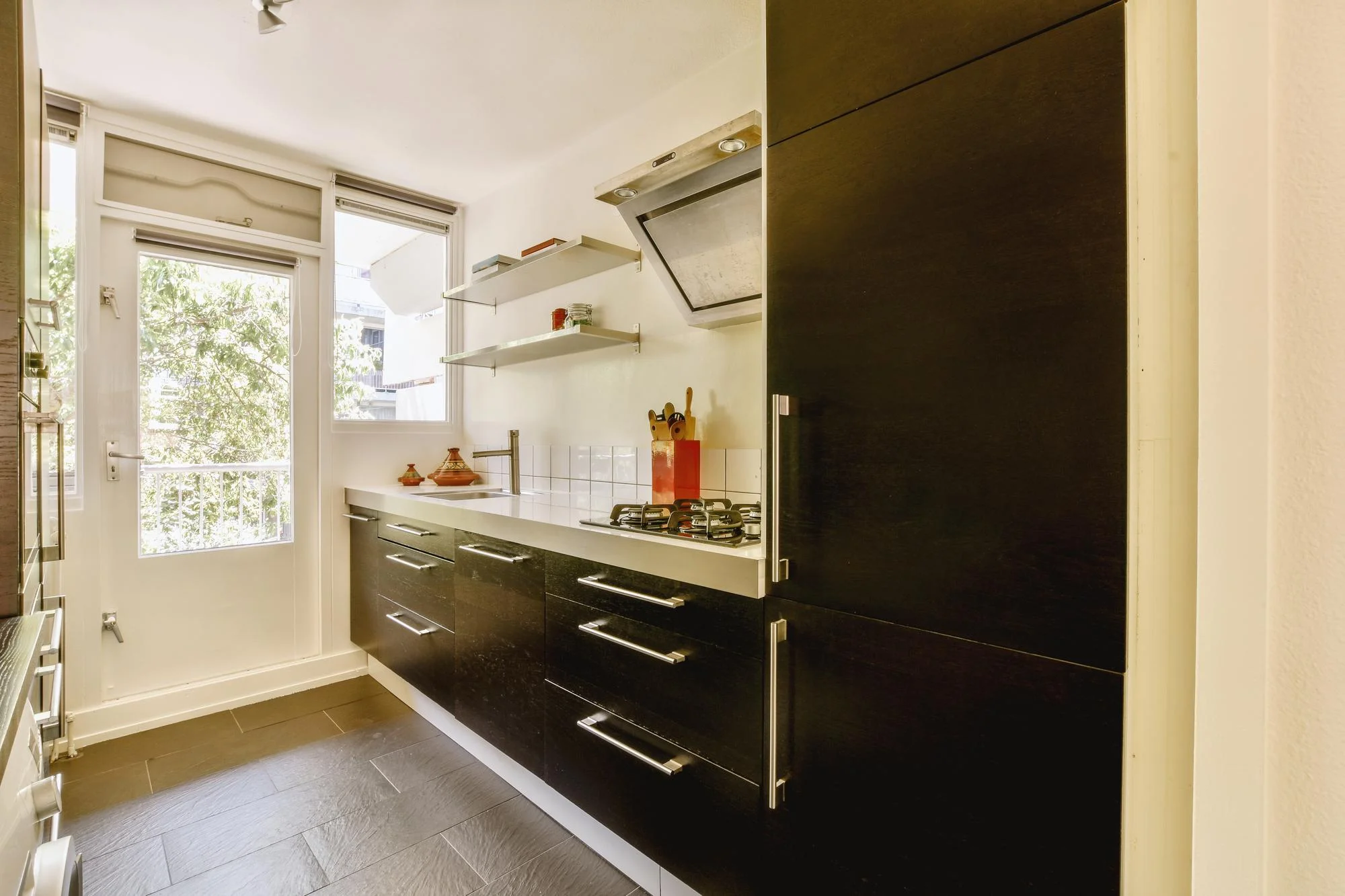 خزائن بارتفاع كامل، أفكار لتصميم المطابخ الصغيرة