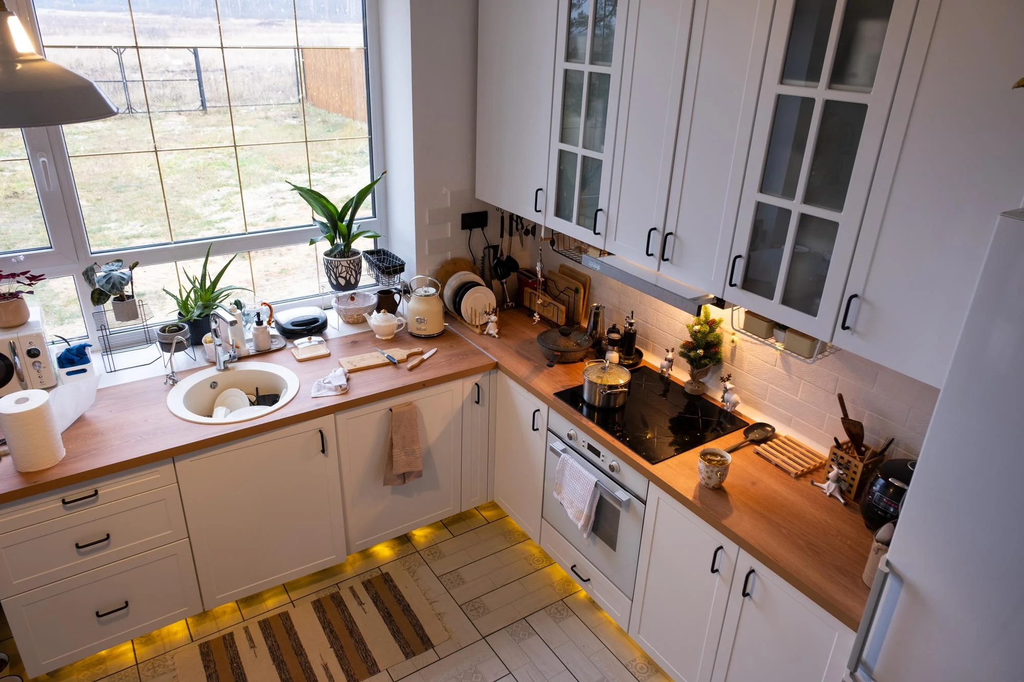 مطبخ على شكل حرف L، أفكار لتصميم المطابخ الصغيرة