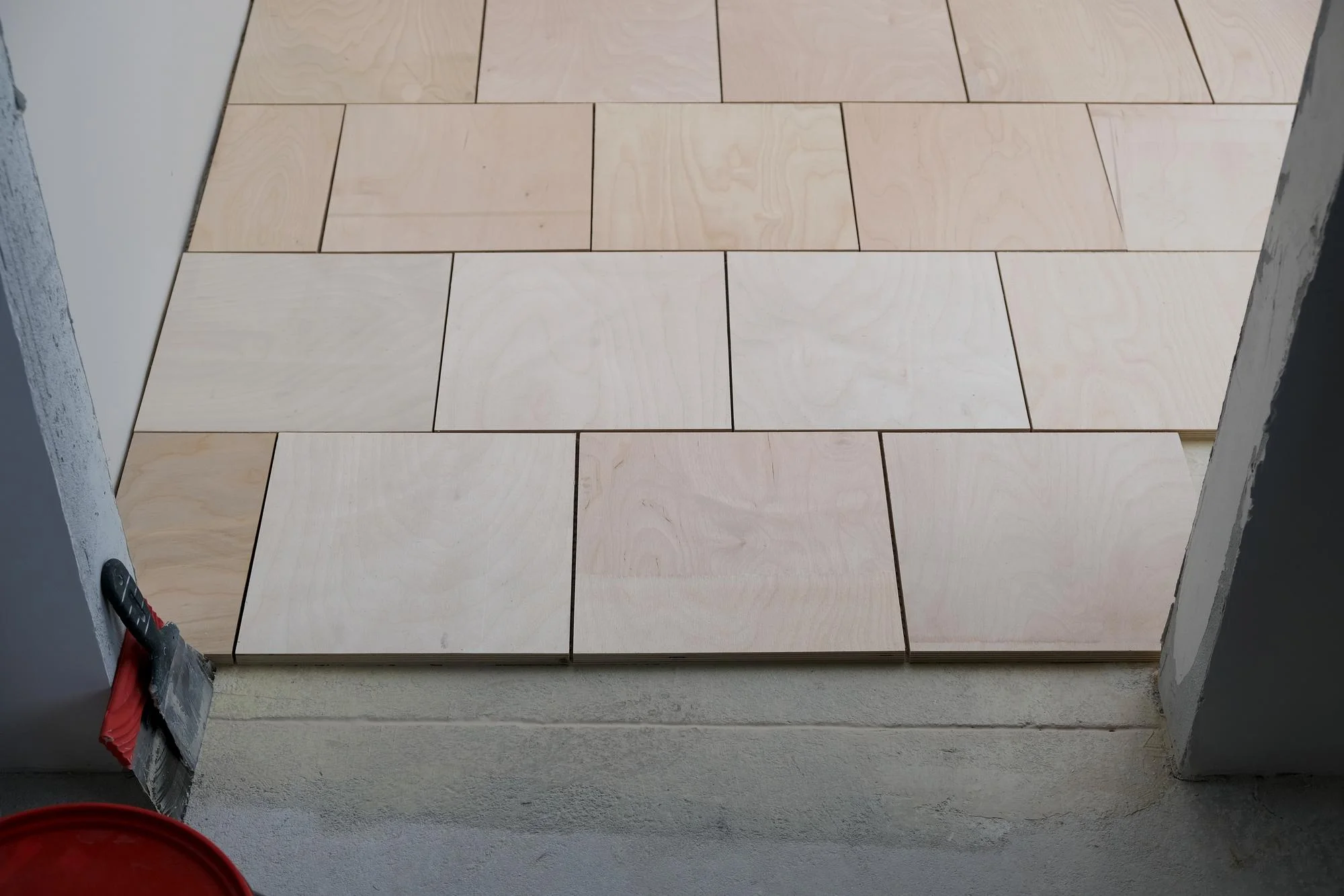 Piastrelle in ceramica chiara posate sul gradino del pavimento della cucina