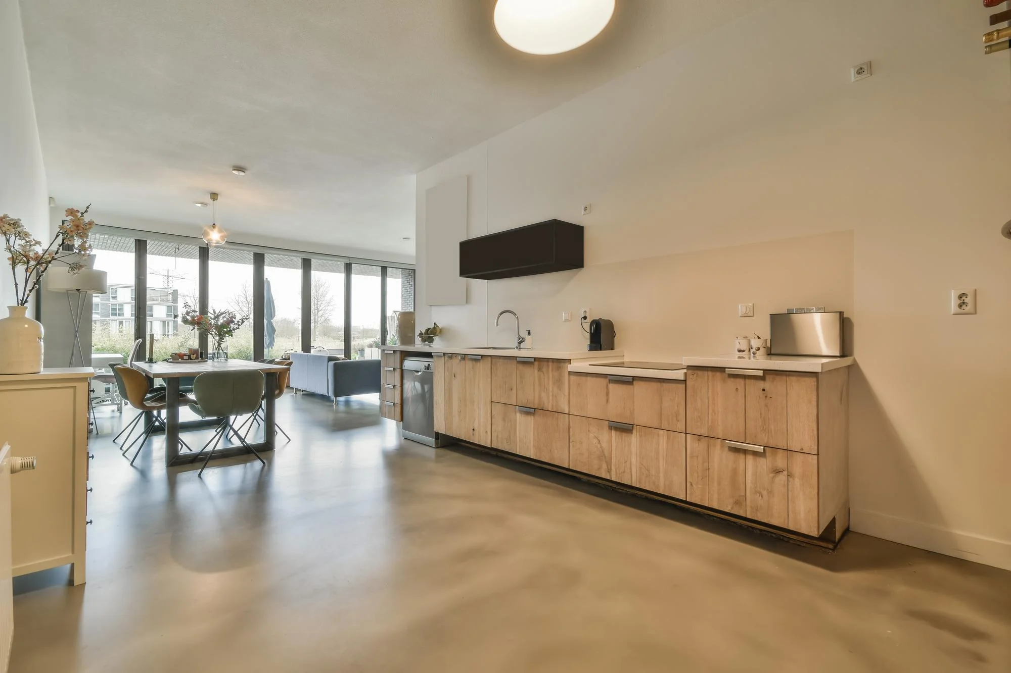 Cuisine moderne avec sol dur et espace repas ouvert Cuisine moderne avec sol dur et espace repas ouvert