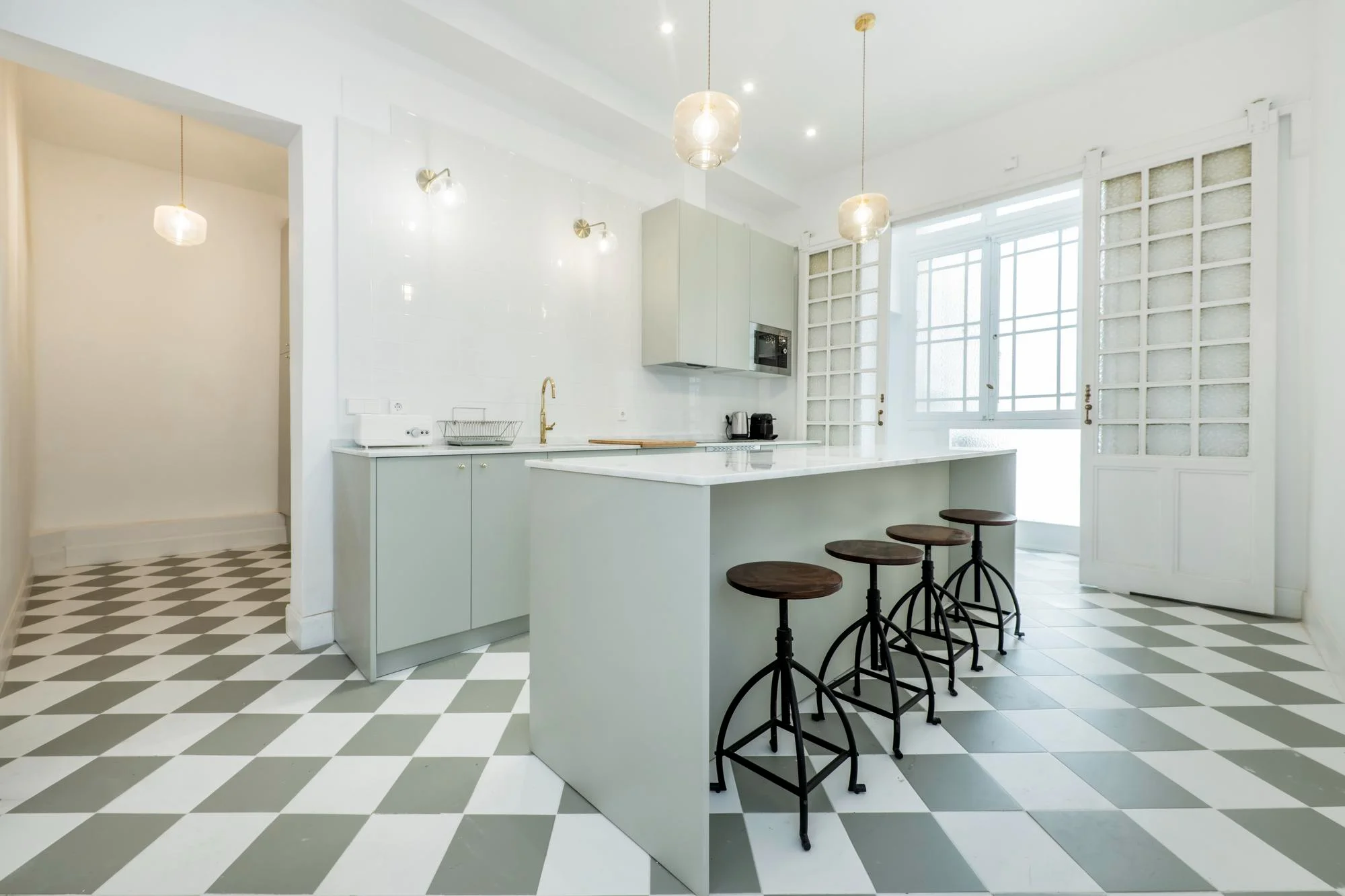 مطبخ عصري بتصميم أرضيات من البلاط المزخرف