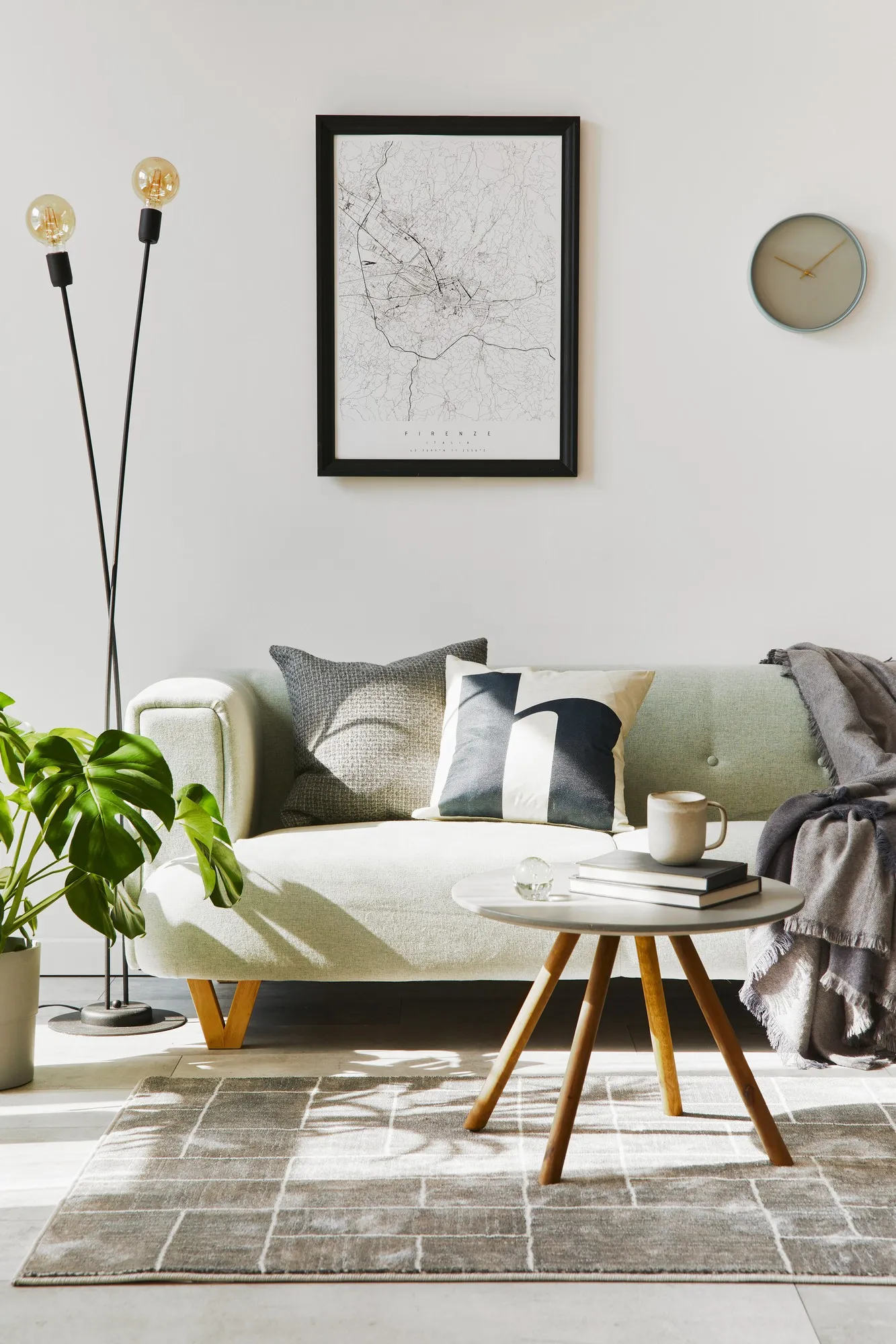 غرفة معيشة عصرية بتصميم بسيط مع أريكة ومصباح وطاولة