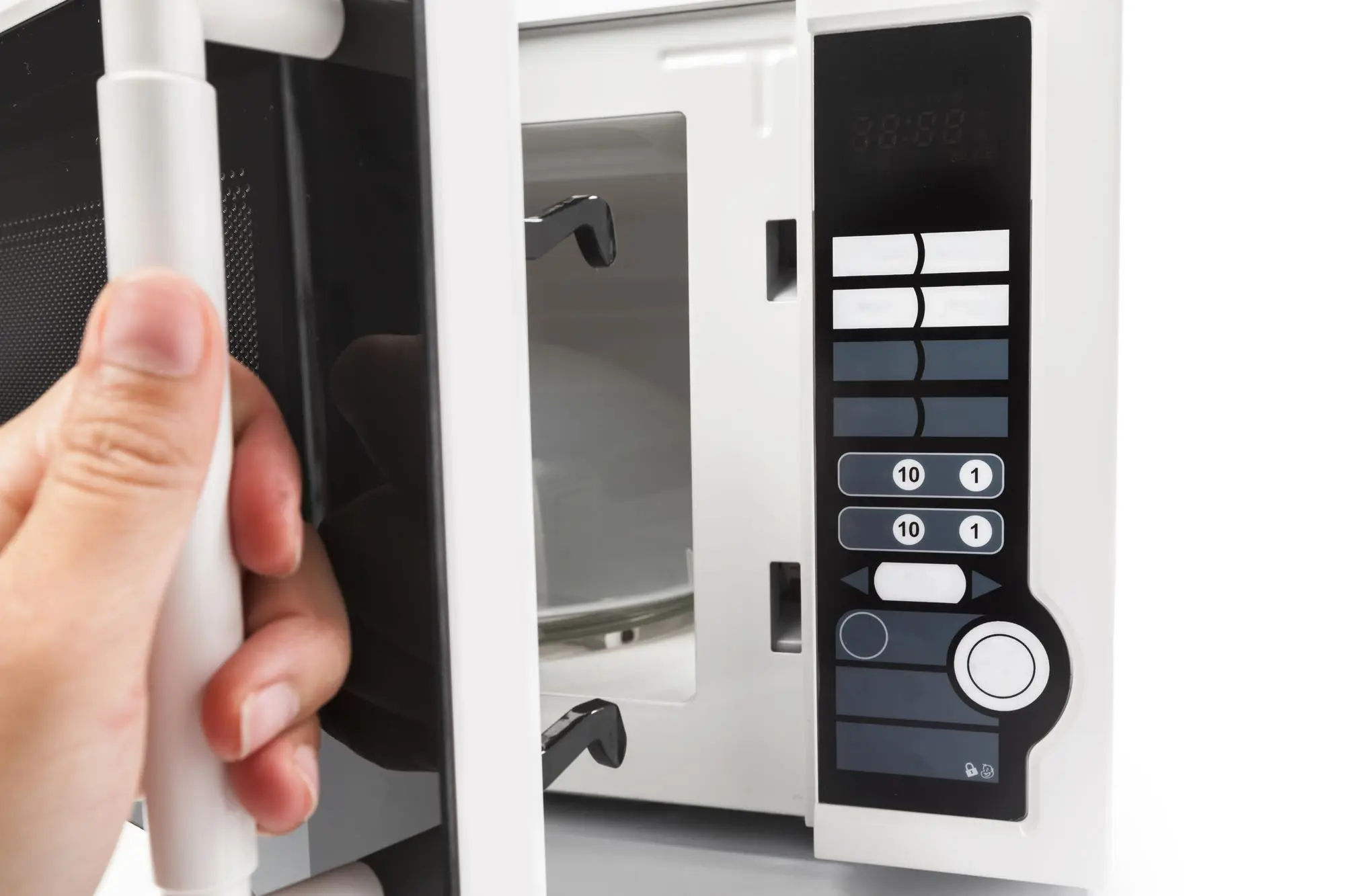 فتح باب الميكروويف مع ظهور لوحة التحكم