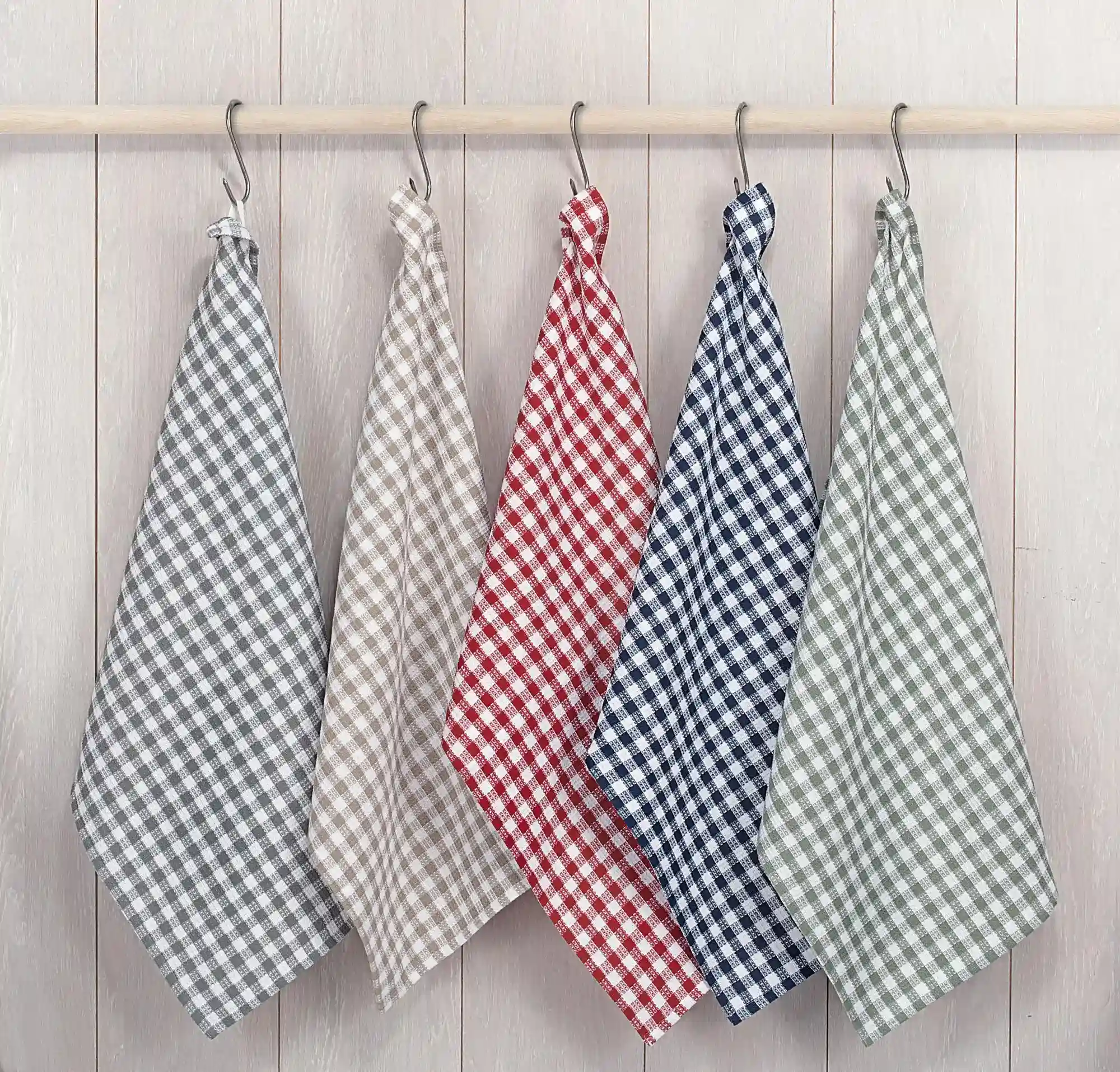 Ensemble de torchons à carreaux suspendus à des crochets