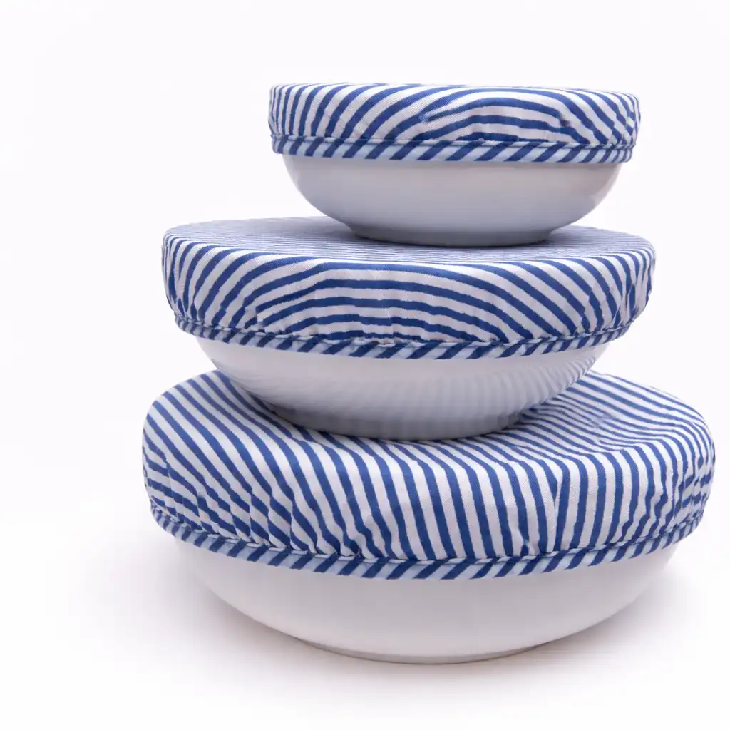 Bols empilés avec couvercles en tissu rayé réutilisables