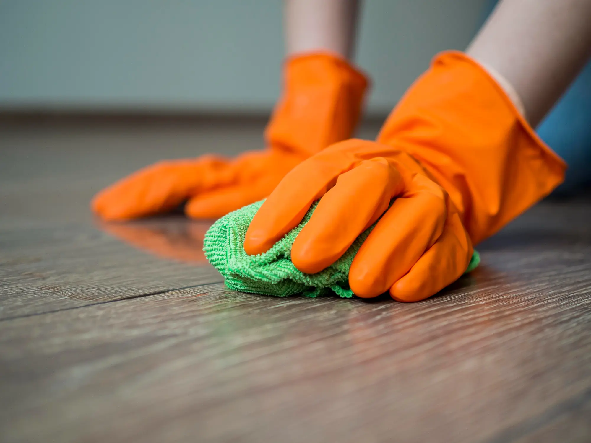 Cleaning and maintaining laminate flooring surface Cleaning and maintaining laminate flooring surface