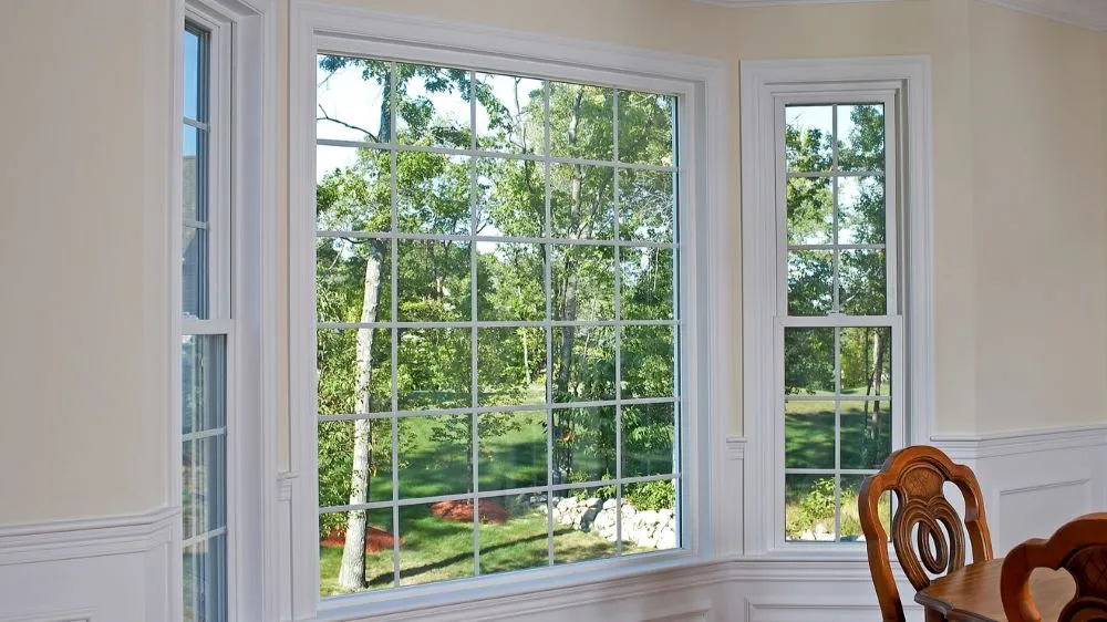 Ventanas modernas de bajo consumo energético en un lujoso salón.