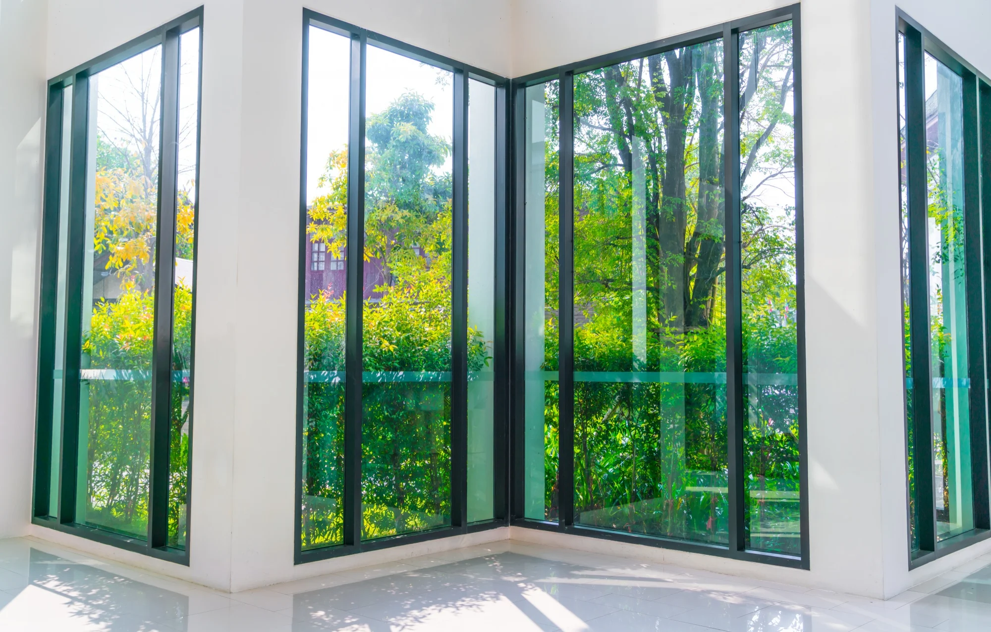 Grandes ventanas de esquina de aluminio negro en una casa moderna.