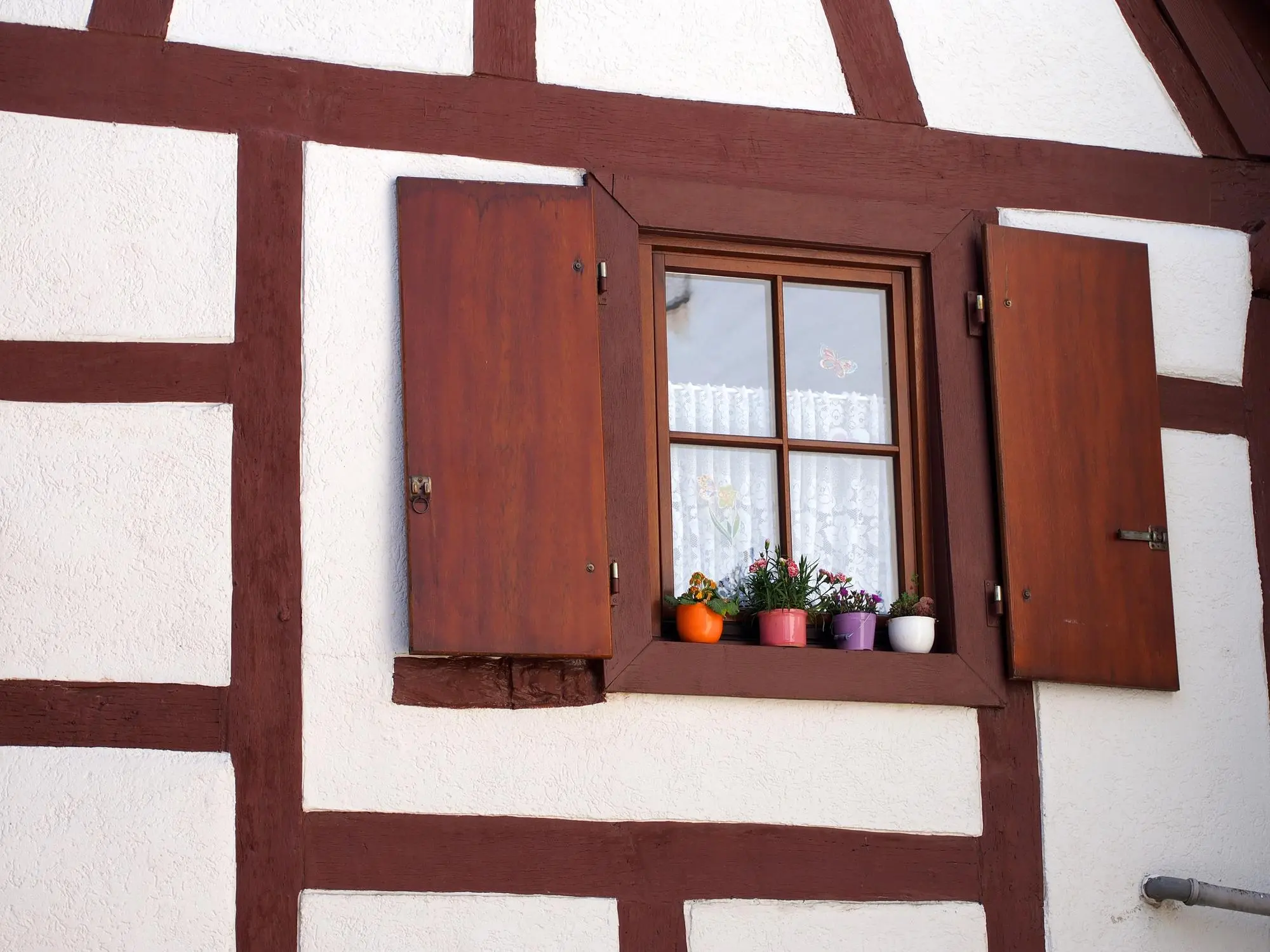 Persianas de madera tradicionales en la fachada de una casa clásica.