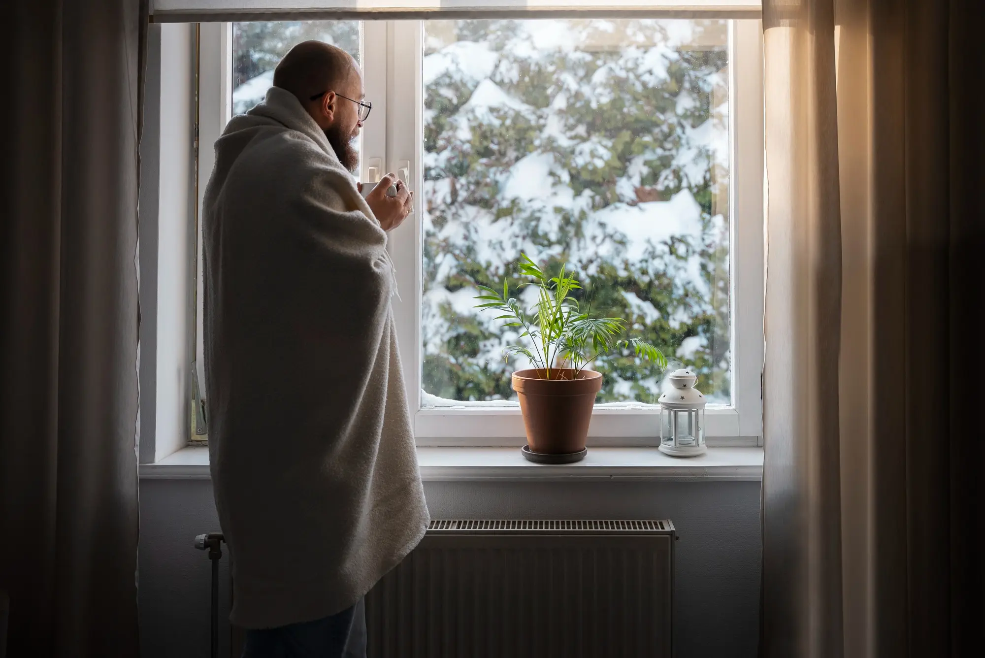 Confort cálido en interiores con aislamiento en ventanas para climas fríos.
