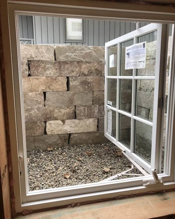 Finestra di uscita a battente completamente aperta per la massima ventilazione
